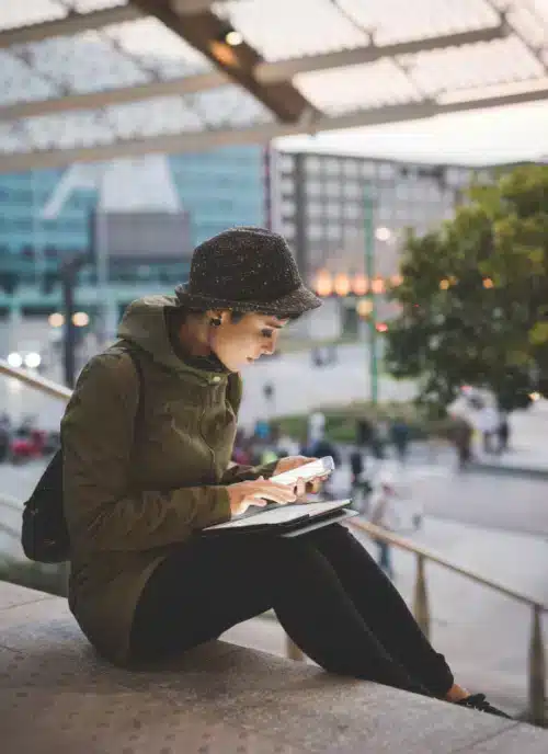 femme-utilise-tablette-ville_W585_Mfit