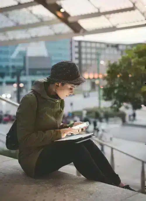 frau-benutzt-tablet-stadt_W585_Mfit