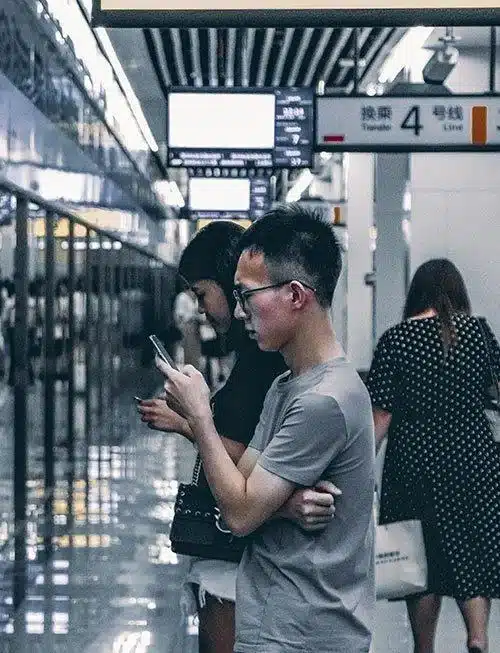 leute-benutzen-smartphones-in-einer-ubahn-station_W585_Mfit
